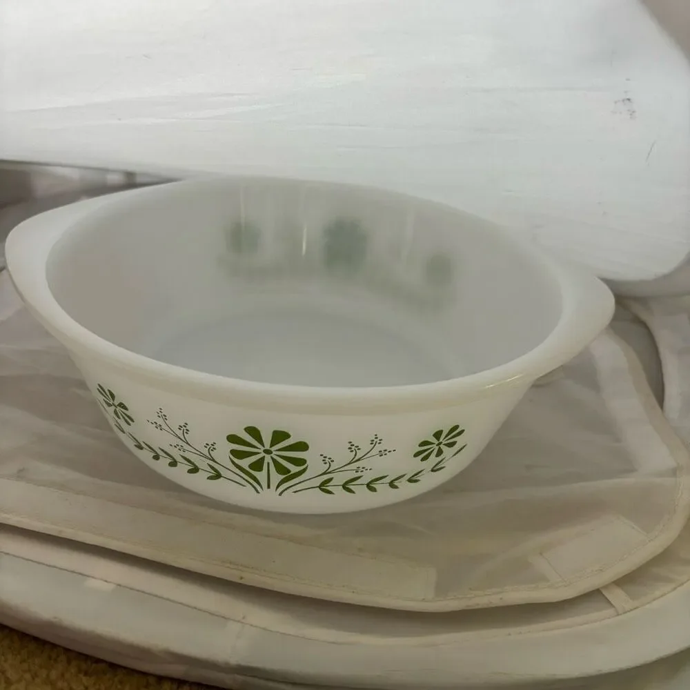 Glasbake Green Daisy J-2600 Milk Glass 1 1/2 QT Casserole Dish 1970’s